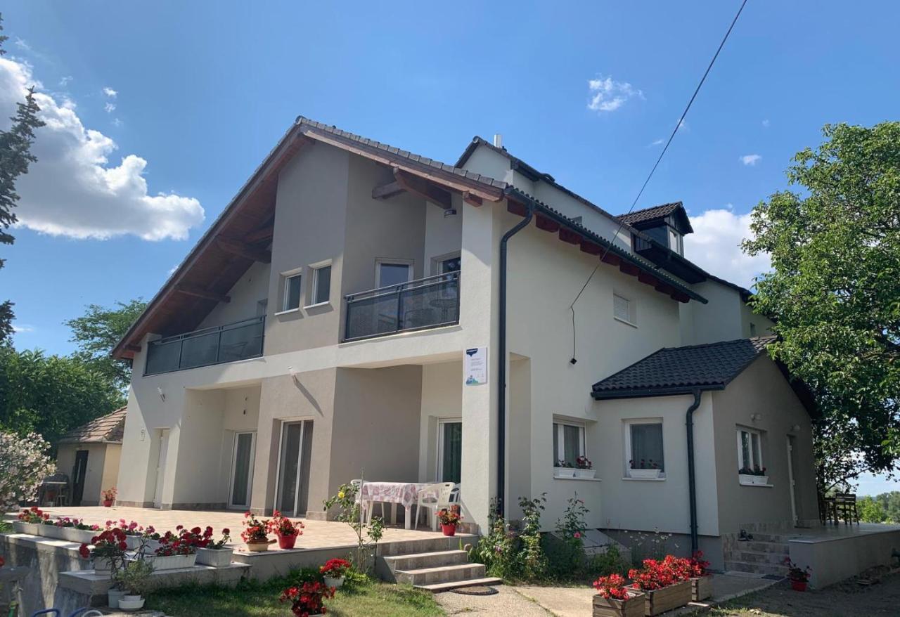Bed and Breakfast Monostor Panzio Komárom Exterior foto