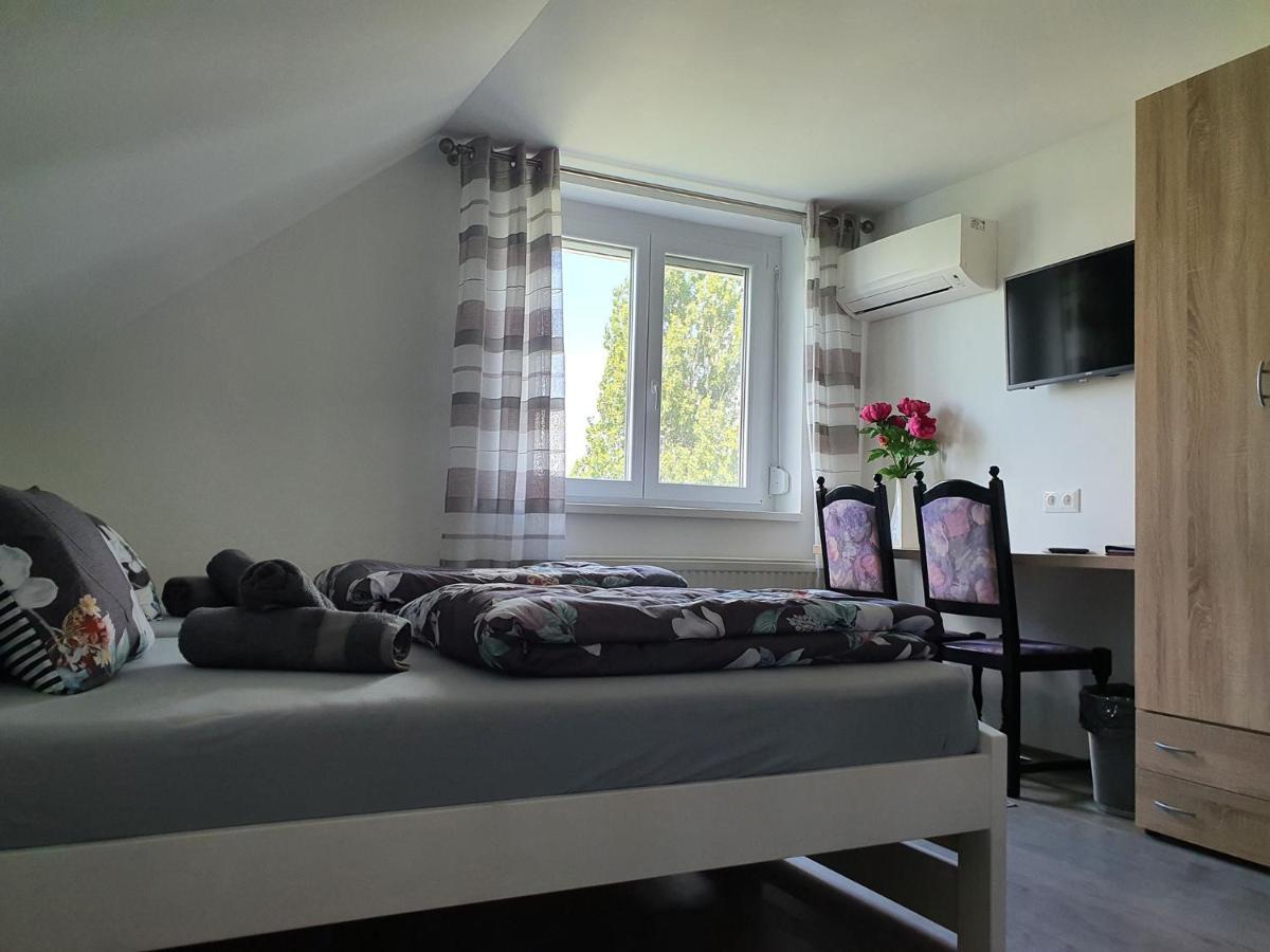 Bed and Breakfast Monostor Panzio Komárom Exterior foto