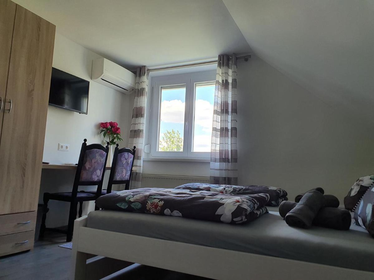 Bed and Breakfast Monostor Panzio Komárom Exterior foto